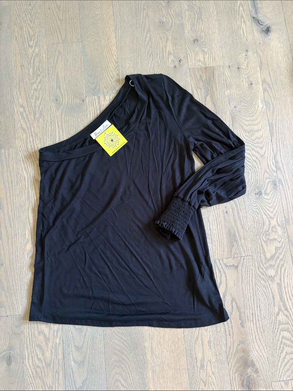 Vine & Love Black Long-Sleeve Smocked-Cuff Top